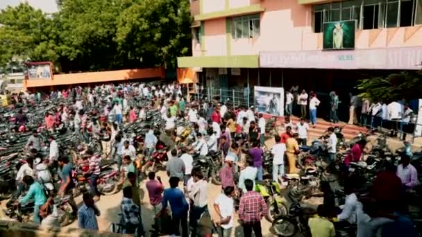 Chennai, Hindistan - 13 Haziran 2016: film izledikten sonra tiyatro dışında gidiş halklar. — Stok video