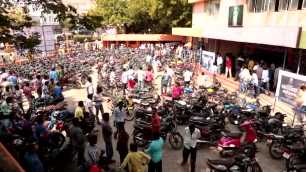 Chennai, Ινδία - 13η Ιουνίου 2016: Χώρο στάθμευσης ποδηλάτων στο θέατρο κινηματογράφο, πρώτη ημέρα ταινία απελευθέρωση λαών που περιμένουν στη σειρά για το δημόσιο θέατρο κινηματογράφος στην Ινδία. — Αρχείο Βίντεο