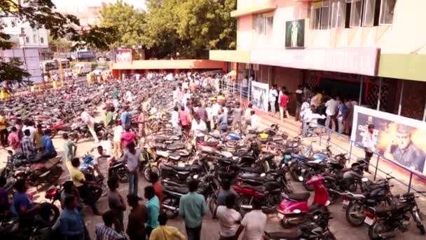 CHENNAI, ÍNDIA - JUNHO 13, 2016: Estacionamento de bicicleta no cinema, Primeiro dia de lançamento de filmes pessoas esperando na fila para o cinema público na Índia . — Vídeo de Stock