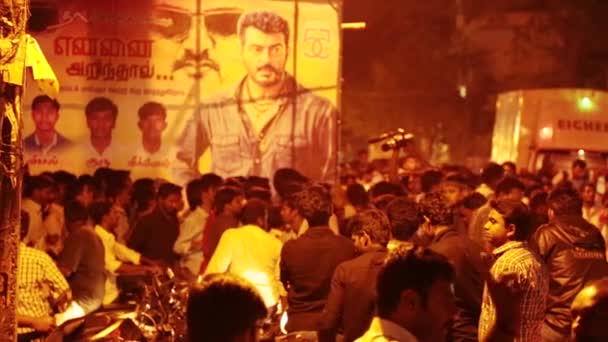 ЧЕННАЙ, Индия - 13 июня 2016 года: Люди выходят из театра после просмотра фильмов. Толпился в первый день ночного шоу . — стоковое видео