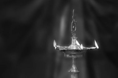 Hintli düğün töreni yeşil arka plana sahip üzerinde yağ lambaları.