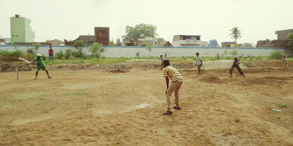 Chennai, India - 25 juni 2016: Groep van Indische jongens spelen OCCN — Stockfoto