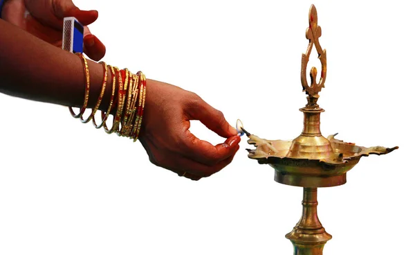 Tradicional lámpara de aceite de latón del sur de la India 'Nilavilakku'. Durante eventos como la inauguración de la casa, el matrimonio, etc., el Nilavilakku se ilumina antes de comenzar los rituales. Esta foto se toma durante una boda. —  Fotos de Stock