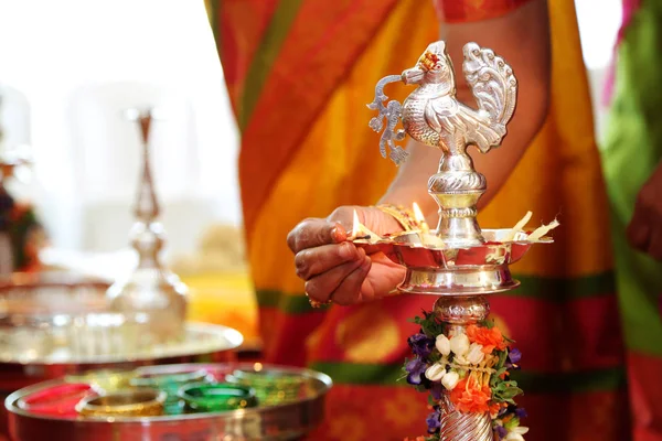 힌두교 결혼식 사람들과 의식 전통적인 남쪽 인도 황동 오일 램프 — 스톡 사진