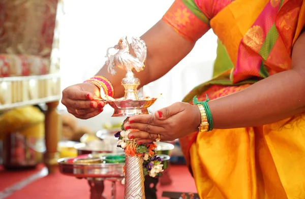 Rytuały Hinduskie wesele tradycyjne lampy naftowej south Indian mosiądzu z ludźmi — Zdjęcie stockowe
