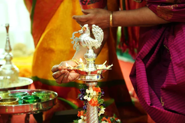 Rituali di nozze indù Tradizionale lampada a olio in ottone indiano meridionale con persone — Foto Stock