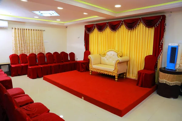Decoraciones de escenario con temas de diseño de interiores también Sofá de tela sobre alfombra roja en el auditorio vacío . —  Fotos de Stock