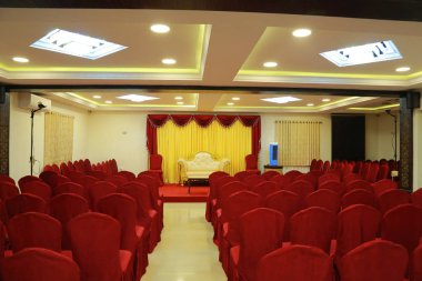 sahne dekorasyonu ile kumaş koltuk üzerinde kırmızı halının üstünde boş Auditorium, kutlama olay ve düğün işlevi