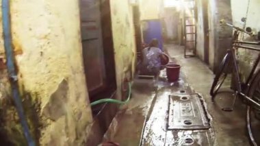 Mumbai, Hindistan - 29 Ekim 2015: Mumbai yerel bir sokakta geçen insanlar.