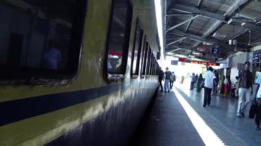 Mumbai, Hindistan - 29 Ekim 2015: Yolcu yürümek-den geçerek tren istasyonu Mumbai, Hindistan