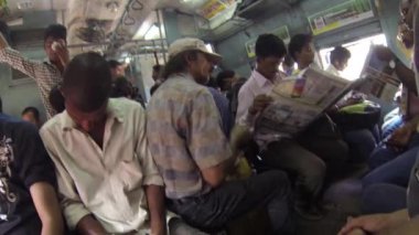 Mumbai, Hindistan - 29 Ekim 2015: Commuters seyahat Mumbai yerel tren