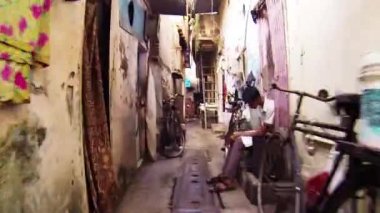 Mumbai, Hindistan - 29 Ekim 2015: Pov - Mumbai sokaklarında insanlarda.