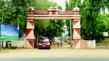 Tiruppatur, Hindistan - 18 Kasım 2015: üniversite Binası ve yürüyüş-Hindistan bırakarak neşeli öğrenci grubu.