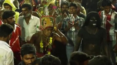 Kulasekharapatnam, Hindistan - 20 Ekim 2014: Hindistan'da Hindu festivali kalabalıkta dans hayranları