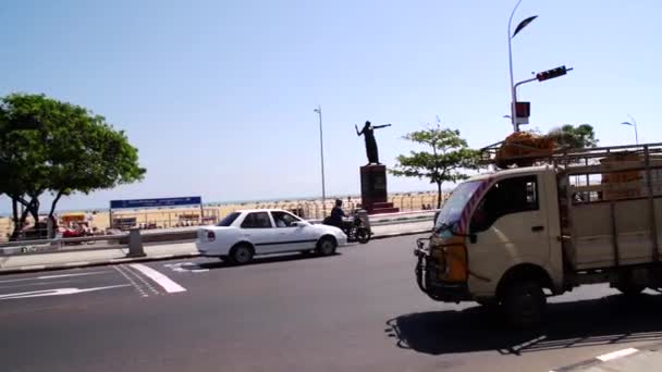 Chennai, Indien - April 25, 2015: Nära Marina Beach Road upptagen gatubilden i Chennai, Indien, — Stockvideo