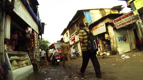 MUMBAI, INDIA - 29 de octubre de 2015: La gente pasa por una calle estrecha en Mumbai . — Vídeos de Stock