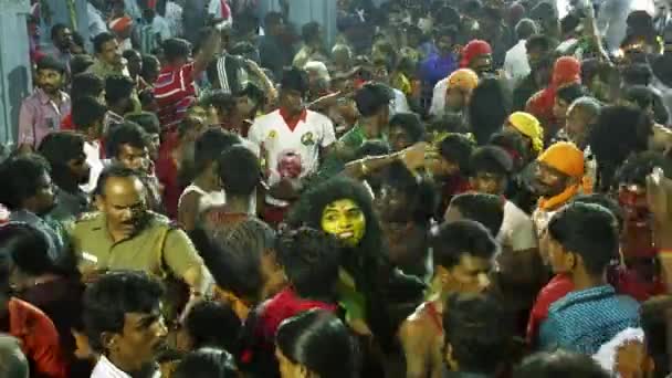 Kulasekharapatnam, Indie - 20. října 2014: Ctitelé tance v davu na hinduistického festivalu v Indii — Stock video