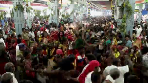 Kulasekharapatnam, Indien - 20. Oktober 2014: Anhänger tanzen in Menschenmenge beim Hindu-Festival in Indien. — Stockvideo