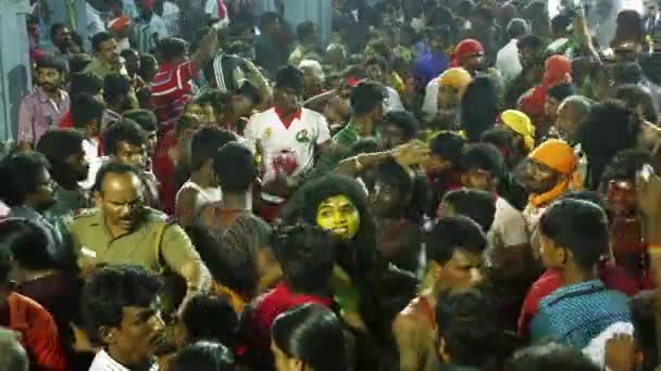 KULASEKHARAPATNAM, INDIA - 20 DE OCTUBRE DE 2014: Devotos bailando en multitud en el festival hindú en la India — Vídeos de Stock