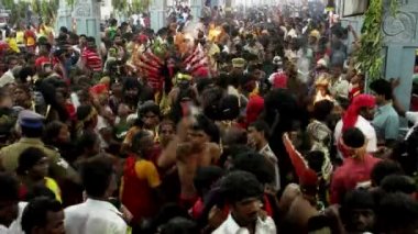 Kulasekharapatnam, Hindistan - 20 Ekim 2014: Hindistan'da Hindu festivali kalabalıkta dans hayranları