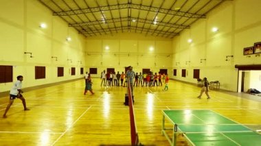 Tiruppatur, Hindistan - 10th Ekim 2014: Badminton Kortu kapalı oyunlarda yarışan oyuncuların ile.