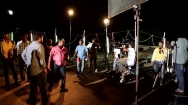 Chennai, Hindistan - 12 Mart 2016: yayın, sinema gece çekim şarkı bir sinema ile çalışan kamera operatörü