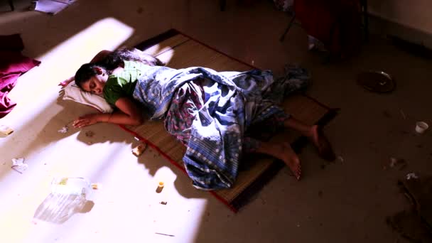 印度钦奈-2016年10月20日: 一个在家里睡得很深的女人 — 图库视频影像