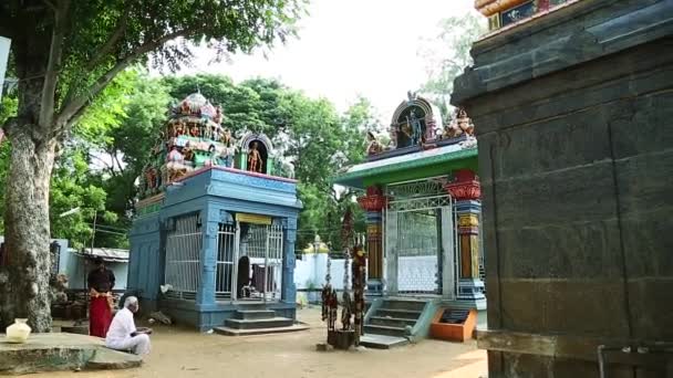 CHENNAI, INDIA - 20 DE JUNIO DE 2016: Pueblos sentados en el templo tradicional hindú interior, Estatua de la diosa hindú — Vídeos de Stock