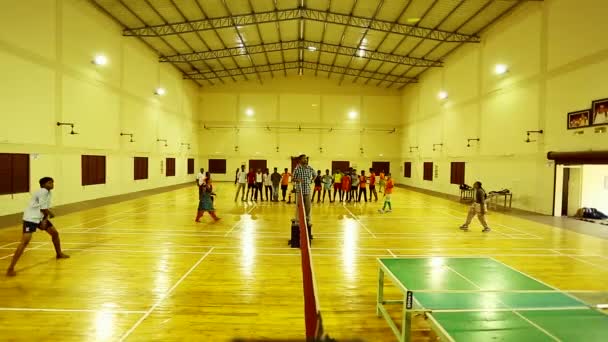 Tiruppatur, Indie – 10. října 2014: Badmintonové kurty s hráči soutěží v indoor hry. — Stock video