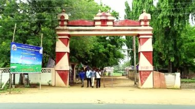 Tiruppatur, Hindistan - 18 Kasım 2015: genç öğrenciler, üniversite Binası üzerinde yürüme dış üniversite giriş vurdu