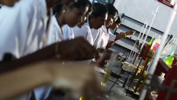 Tiruppatur India Februar 2016 Studerende Forskere Arbejder Mørkt Laboratorium – Stock-video