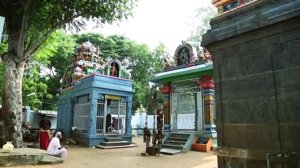 Chennai Índia Junho 2016 Povos Sentados Templo Hindu Tradicional Dentro — Vídeo de Stock