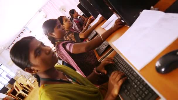 Tiruppatur, Indie - 15 marca 2016: Nastoletnich uczniów pisania z komputera w klasie - nastoletnie College studenci pracy komputerów — Wideo stockowe