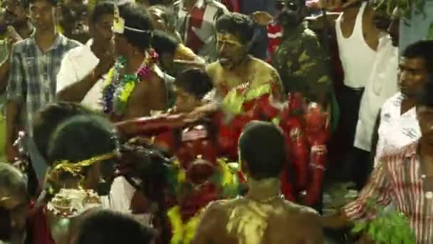 Kulasekharapatnam, India - 2014. október 20.: Hindu templom fesztivál hívei táncoló tömeg lassan kicsinyítés lövés — Stock videók