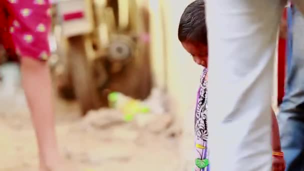 Chennai, Indie - 11. července 2015: Close-up dítě hrát na slum oblast — Stock video