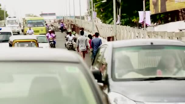 CHENNAI, ÍNDIA - OUTUBRO 20, 2015: Centro da cidade hora de ponta tráfego central Chennai, Índia . — Vídeo de Stock