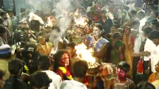 Kulasekharapatnam, Indien - 20. Oktober 2014: Anhänger des hinduistischen Tempelfestes tanzen in einer Menschenmenge mit Feuertopf an der Hand Menschen — Stockvideo