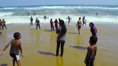 Hindistan - 11 Mayıs 2016: Hint kalabalık ve popüler plaj, en ünlü Hint plajlardan zevk turizm.