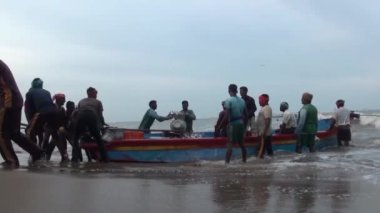 Poompuhar, Hindistan - 12 Kasım 2015: boşaltma balık Balık liman tekne Hint balıkçılar.