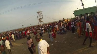 Kulasekharapatnam, Hindistan - 20 Ekim 2014: Sri Mutharamman Tapınağı Thoothukudi District, Tamilnadu, Hindistan Hindu festivali kalabalıkta dans hayranları
