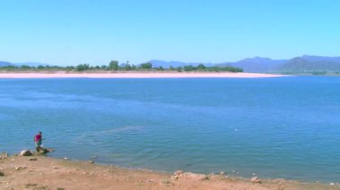 Hindistan - 12 Mart 2016: nehir giysi yıkama Kızılderili kadın