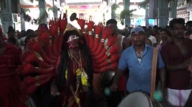 Kulasekharapatnam, Hindistan - 20 Ekim 2014: Sri Mutharamman Tapınağı Thoothukudi District, Tamilnadu, Hindistan Hindu festivali kalabalıkta dans hayranları