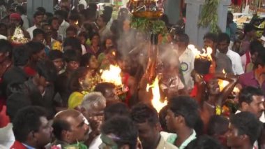 Kulasekharapatnam, Hindistan - 20 Ekim 2014: Sri Mutharamman Tapınağı Thoothukudi District, Tamilnadu, Hindistan Hindu festivali kalabalıkta dans hayranları