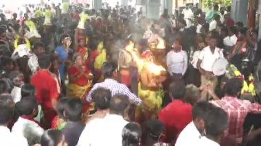 Kulasekharapatnam, Hindistan - 20 Ekim 2014: Sri Mutharamman Tapınağı Thoothukudi District, Tamilnadu, Hindistan Hindu festivali kalabalıkta dans hayranları