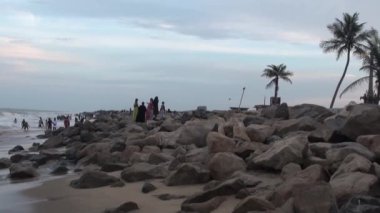 Poompuhar, Hindistan - 12 Kasım 2015: Deniz kenarında kayalar üzerinde halklar duruyor güneşli gün - Yakınlaştır