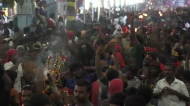 Kulasekharapatnam, Hindistan - 20 Ekim 2014: Sri Mutharamman Tapınağı Thoothukudi District, Tamilnadu, Hindistan Hindu festivali kalabalıkta dans hayranları