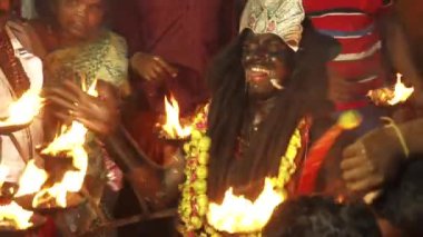Kulasekharapatnam, Hindistan - 20 Ekim 2014: Sri Mutharamman Tapınağı Thoothukudi District, Tamilnadu, Hindistan Hindu festivali kalabalıkta dans hayranları