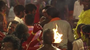 Kulasekharapatnam, Hindistan - 20 Ekim 2014: Sri Mutharamman Tapınağı Thoothukudi District, Tamilnadu, Hindistan Hindu festivali kalabalıkta dans hayranları