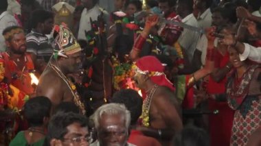 Kulasekharapatnam, Hindistan - 20 Ekim 2014: Sri Mutharamman Tapınağı Thoothukudi District, Tamilnadu, Hindistan Hindu festivali kalabalıkta dans hayranları