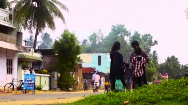 Hindistan - 15 Mayıs 2016: kimliği belirsiz Hint çocuklar köyde sokak bekliyoruz